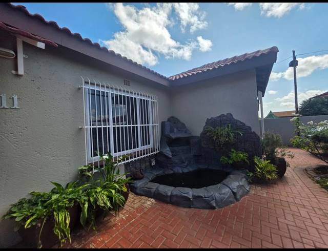 3 BEDROOM TOWNHOUSE FOR SALE IN EIKE PARK